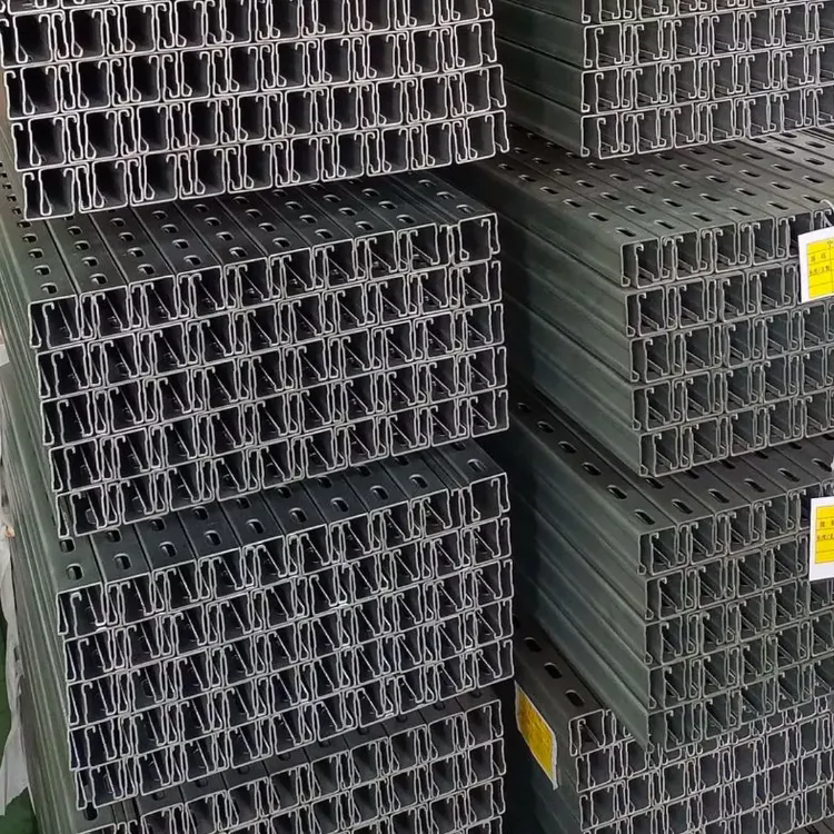 ¿Cómo puede la forma del acero estructural mejorar la resistencia y la eficiencia de las estructuras de montaje solar?